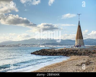 Möwen-Denkmal mit blauem Sünning-Gipfel. Bekannter Treffpunkt an der Strandpromenade. Stadt Palma, Insel Mallorka, Spanien. Januar 2020 Stockfoto