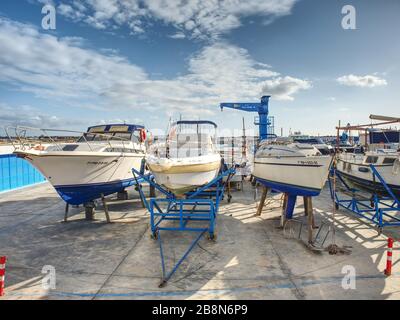 Drei Boote im Trockendock. Yacht-Hafen in Palma de Mallorca, 26. Januar 2020 Stockfoto