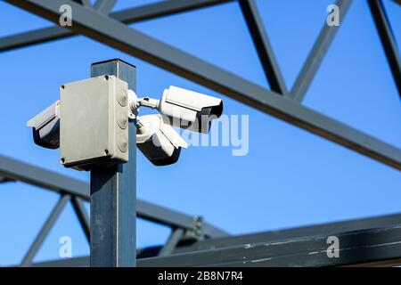 Eine Säule mit drei Überwachungskameras auf der Baustelle Stockfoto