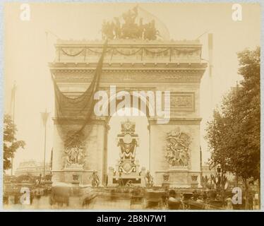 Die Beerdigung von Victor Hugo sieht die Katafalque unter dem Triumphbogen von der Place de l'Etoile, 1. Juni 1885 'Funérailles de Victor Hugo : vue du catafalque sous l'Arc de Triomphe depuis la Place de l'Etoile'. Photographie anonyme. Tirage sur Papier Albuminé. 1er Juin 1885. Paris, Maison de Victor Hugo. Stockfoto