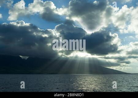 Krepuskuläre Strahlen über die West Maui Mountains, Maui, Hawaii Stockfoto