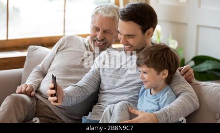 Drei Generationen von Männern machen selfie zusammen Stockfoto