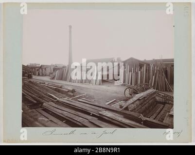 FABRIKLAGER HOLZBLEICHE (ZUKÜNFTIGER BAUPLAN Nr. 15), 15. BEZIRK, PARIS Usine, entrepôt de bois, rue de Javel (futur immeuble du Nr. 15 du Plan), Paris (XVème arr.), novembre 1904/05. Union Photographique Française. Paris, musée Carnavalet. Stockfoto