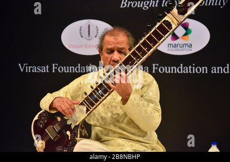 Hindustani Classical Sitar Maestro Ustad Usman Khan tritt auf dem 'Sitar Hi Zindagi Hai' auf, dem 4. Ustad Abdul Karim Khan Gedenkkonzert in Panaji, Goa Stockfoto