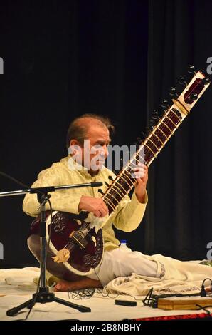 Hindustani Classical Sitar Maestro Ustad Usman Khan tritt auf dem 'Sitar Hi Zindagi Hai' auf, dem 4. Ustad Abdul Karim Khan Gedenkkonzert in Panaji, Goa Stockfoto