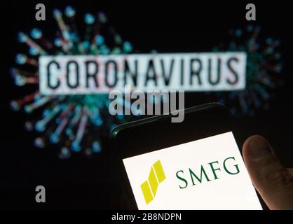 China. März 2020. In dieser Abbildung zeigt das japanische multinationale Bank- und Finanzunternehmen Sumitomo Mitsui Financial Group SMFG-Logo, das auf einem Smartphone mit einem Computermodell des COVID-19-Coronavirus im Hintergrund angezeigt wird. Kredit: Budrul Chukrut/SOPA images/ZUMA Wire/Alamy Live News Stockfoto