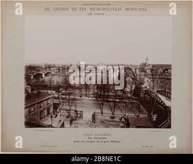 Bau / der Weg zum Metropolitan Eisen / Stadt Paris / Austerlitzer Viadukt / Übersicht / Entscheidung des Dachgeschosses der Station Orleans / zum rechten Ufer. Bau der Metropolitan Railway - Austerlitzer Viadukt, aus Dachbau du Chemin de fer métropolitain. Viaduc d'Austerlitz, pris des combles de la gare d'Orléans. Paris (XIIIème arr.). Union Photographique Française. Tirage gélatino-chlorure d'argent. 19 mars 1905. Paris, musée Carnavalet. Stockfoto