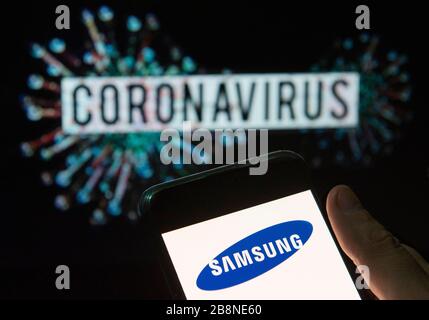 China. März 2020. In dieser Abbildung wird das südkoreanische, multinationale Elektronikkonglomerat Samsung Logo auf einem Smartphone mit einem Computermodell des COVID-19 Coronavirus im Hintergrund angezeigt. Kredit: Budrul Chukrut/SOPA images/ZUMA Wire/Alamy Live News Stockfoto