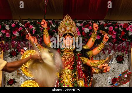 Nahaufnahme von Chamor ( Fly Wisk Fan ) aus Yaks Schwanz, der bei der Darti Puja Feier für Goddess Durga verwendet wird. Stockfoto