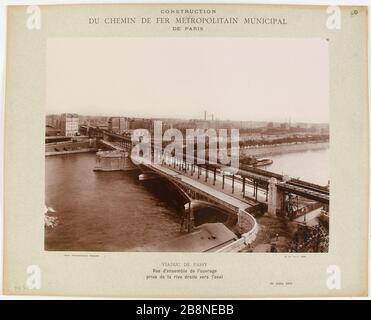 Bau der Eisenbahn-Metropole Paris / Viaduct Passy / Überblick über die Arbeiten / am rechten Ufer flussabwärts. Bau der Eisenbahn-Metropole Paris - Viaduct Passy, ​​book die gesamte Aussicht vom rechten Ufer flussabwärts, 16. Pariser Viertel. Construction du Chemin de fer métropolitain Municipal de Paris. "Viaduc de Passy, vue d'Ensemble de l'ouvrage pry de la rive droite vers l'aval, Paris (XVIème arr.)". Photographie de l'Union Photographique Française. Aristoteles à la gélatine. 2 février 1905. Paris, musée Carnavalet. Stockfoto