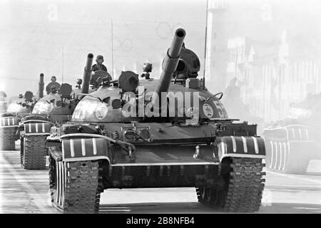 Afghanische Soldaten fahren während einer Militärparade mit einem sowjetischen T-62-Hauptkampftank, um den zehnten Jahrestag der kommunistischen Revolution am 26. April 1988 in Kabul, Afghanistan, zu begehen. Das kommunistische Regime übernahm die Macht in einer von der Sowjetunion unterstützten Revolte, die als Saurrevolution bekannt ist. Stockfoto