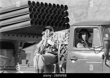 Afghanische Soldaten fahren während einer Militärparade mit einem 122-mm-Mehrfach-Raketenwerfer vom Typ BM-21 "Grad", der zum zehnten Jahrestag der kommunistischen Revolution am 26. April 1988 in Kabul, Afghanistan, eingesetzt wurde. Das kommunistische Regime übernahm die Macht in einer von der Sowjetunion unterstützten Revolte, die als Saurrevolution bekannt ist. Stockfoto