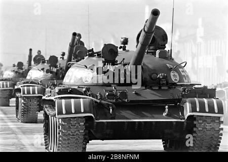 Afghanische Soldaten fahren während einer Militärparade mit einem sowjetischen T-62-Hauptkampftank, um den zehnten Jahrestag der kommunistischen Revolution am 26. April 1988 in Kabul, Afghanistan, zu begehen. Das kommunistische Regime übernahm die Macht in einer von der Sowjetunion unterstützten Revolte, die als Saurrevolution bekannt ist. Stockfoto