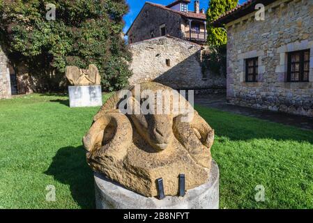 Skulptur vor dem Museum Jesus Otero in der historischen Stadt Santillana del Mar in der autonomen Gemeinschaft Kantabrien in Nordspanien Stockfoto