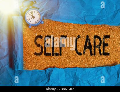 Handschriftertext schreibt Self Care. Konzeptionelles Foto die Praxis, Maßnahmen zur Verbesserung der eigenen Gesundheit zu ergreifen Stockfoto