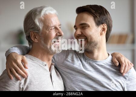 Glücklicher reifer Mann und erwachsener Sohn genießen die Familienzeit Stockfoto