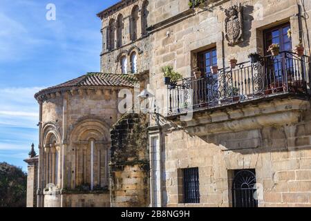 Die Apse der römischen Stiftskirche und des Kreuzgangs von Santa Juliana in der historischen Stadt Santillana del Mar in Kantabrien in Spanien Stockfoto