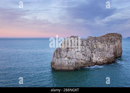 Felsen am Ufer des Seehafens Castro Urdiales in der Region Kantabrien in Spanien Stockfoto