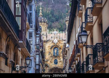 Basilika der Heiligen Maria vom Chorus in der Küstenstadt San Sebastian im Autonomen Baskenland, Spanien, Blick von der Straße Calle Mayor Stockfoto