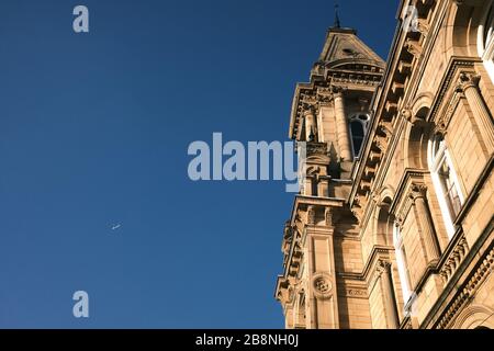 Gegenüber der Victoria Hall an der Victoria Road im Dorf Saltaire, Teil des Weltkulturerbes Saltaire, Yorkshire. GROSSBRITANNIEN Stockfoto