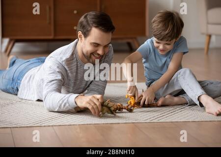 Der liebende Vater hat Spaß, mit dem kleinen Sohn zu spielen Stockfoto