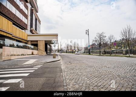 Prag, Tschechien - 19. März 2020. Leere Straße rund um das Hotel Intercontinental während der Coronavirus-Krise Stockfoto