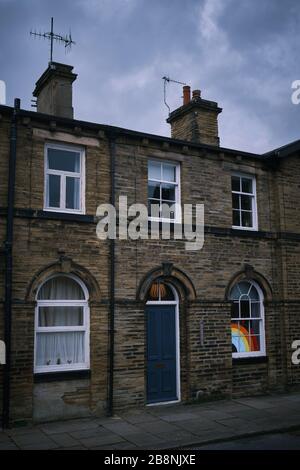 Ein Regenbogen, der im Fenster eines Hauses in Saltaire, West Yorkshire, gezeichnet wurde. Großbritannien während der Coronavirus-Pandemie im Jahr 2020 Stockfoto