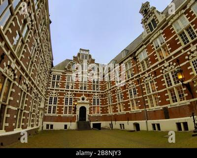 Innenhof eines Universitätsgebäudes in amsterdam mit den klassischen roten Ziegelsteinen in holland Stockfoto