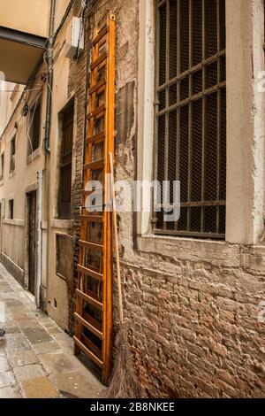 Leiter für den Eingang in den hinteren Straßen von Venedig Stockfoto