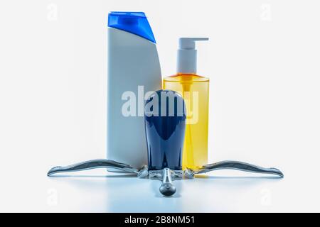 Shampoo-Flaschen und Rasierklingen-Nahaufnahme für Männer. Stockfoto