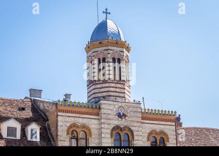 Eingangsturm zur verborgenen Mariä-Himmelfahrts-Kirche auf dem Piata Sfatului - Ratsplatz in Brasov, Rumänien Stockfoto