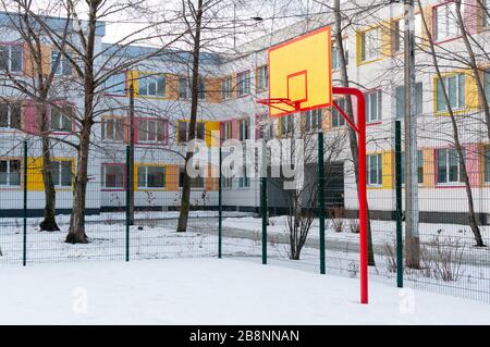 Schneebedeckter Basketballplatz im Schulhof Stockfoto