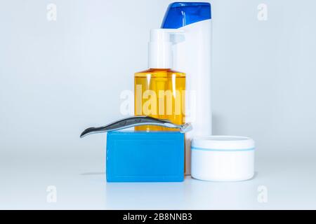 Shampoo-Flaschen und Rasierklingen-Nahaufnahme für Männer. Stockfoto