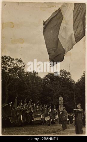 Kreuzung des Waffenstillstands, Denkmal für Marschall Foch, Compiègne (Oise), Flaggen und Soldaten. August 1946. Carrefour de l'armistice, Monument au Maréchal Foch. Drapeaux et soldats. Compiègne (Oise), 15-18 août 1946. Tirage au gélatino-bromure d'argent, 1946. Paris, musée Carnavalet. Stockfoto