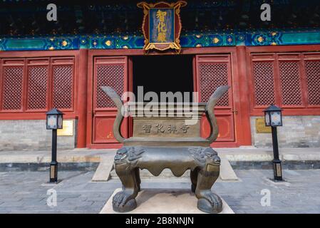 Herd für brennende Inzenzen im Zhihua Buddhist Temple - Tempel der Weisheit, der in Lumicang Hutong, Chaoyangmen Gebiet von Dongcheng in Peking, China erreicht wurde Stockfoto