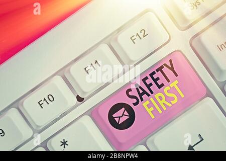 Text Zeichen angezeigt Safety First. Business Foto präsentiert, der verwendet wird, um zu sagen, dass das Wichtigste ist, um sicher zu sein Stockfoto