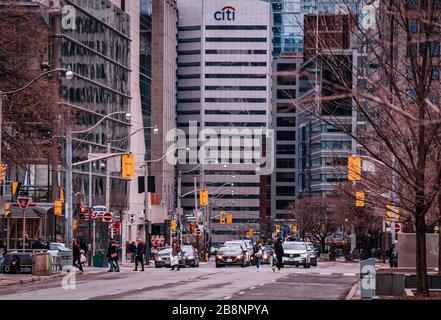 TORONTO, KANADA - 01 04 2020: Herbstblick entlang der Universität ebnen mit Fußgängern und Autos an der Kreuzung von Queen ST. Und Hochhäusern im Stockfoto