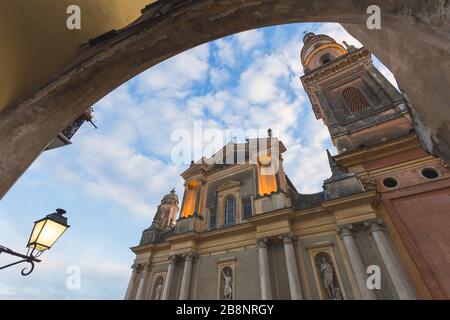 Frankreich, Alpen Maritimes, Menton, Altstadt, Parvis Saint Michel und basilique Saint Michel Archange (Saint Michael the Archangel-Basilika) Stockfoto