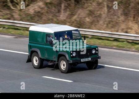 2005 grün weiß Land Rover Defender 90 TD5; Fahrzeugverkehr, Transport, fahrende Fahrzeuge, Fahrzeug, Straßen, Motoren, Autobahnfahrten auf der Autobahn M6 Stockfoto