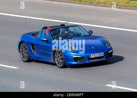 2014 Blue Porsche Boxster 24V S-A; UK Fahrzeugverkehr, Transport, bewegliche Fahrzeuge, Fahrzeug, Straßen, Motoren, Fahren auf der Autobahn M6 Stockfoto