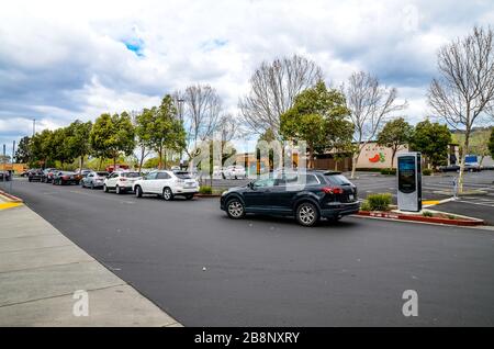 Eine lange Reihe von Autos, die in einem Starbucks Coffeeshop in San Leandro California USA warten Stockfoto