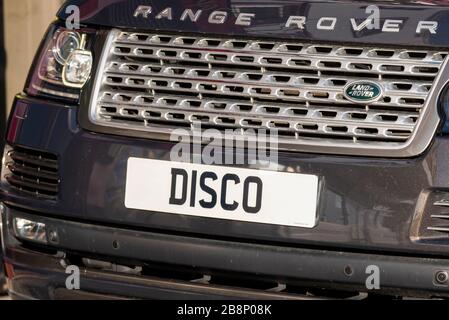 Land Rover Range Rover Discovery mit DISCO-NUMMERNSCHILD in Southend on Sea, Essex, Großbritannien. Spezial-Kennzeichenschild D1 SCO Stockfoto