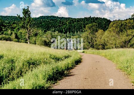 Łopienka - ein ehemaliges Dorf im Bieszczady-Gebirge - seine Bewohner wurden 1947 von den kommunistischen polnischen Behörden vertrieben Stockfoto