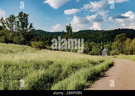 Łopienka - ein ehemaliges Dorf im Bieszczady-Gebirge - seine Bewohner wurden 1947 von den kommunistischen polnischen Behörden vertrieben Stockfoto