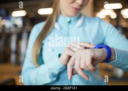 Nahaufnahme der sportlichen jungen Frau beim Training im modernen Fitnessstudio, Copy-Space Stockfoto