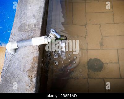 Wasserhahn tropft auf einem Teich in einem ländlichen Haus in der Nähe der Stadt Jardin antioquia nachhaltige Entwicklung Ziele Wasser für alle Blick von oben Stockfoto