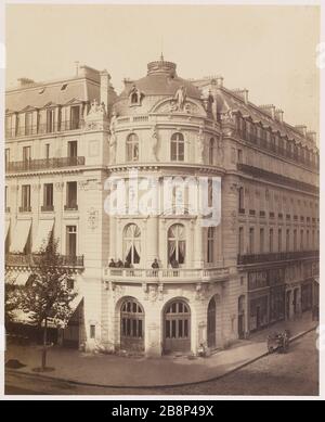 Theater du Vaudeville, 9. Bezirk façade du théâtre du Vaudeville, 9. Bezirk ème. Tirage sur Papier albuminé à partir d'un négatif sur verre au collodion humide. 1864-1868. Photographie de Charles Marville (13-1879). Paris, musée Carnavalet. Stockfoto