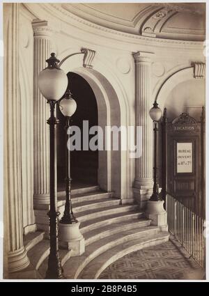 Treppenhaus des Vaudeville-Theaters, 9. Bezirk Escalier du théâtre du Vaudeville, 9 ème-Bezirk. Tirage sur Papier albuminé à partir d'un négatif sur verre au collodion humide. 1864-1868. Photographie de Charles Marville (13-1879). Paris, musée Carnavalet. Stockfoto