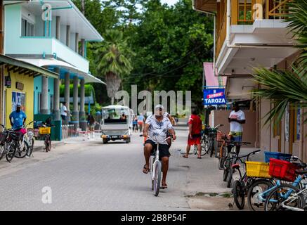 Das Tägliche Leben, La Digue. La Digue ist eine Insel auf den Seychellen, im Indischen Ozean vor Ostafrika. Es ist bekannt für seine Strände, wie Anse Source d'ARG Stockfoto