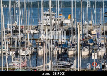 Marina, Linienschiff am Pier, Kiel-Schilksee, Kiel, Landeshauptstadt Schleswig-Holstein, Norddeutschland, Mitteleuropa Stockfoto